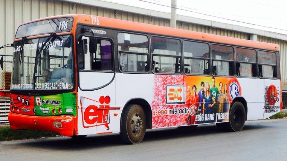 Autobús rotulado con gráficos de impresión digital a todo color
