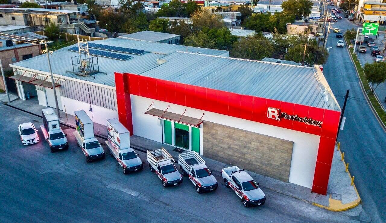 Fachada de RothoMax Publicidad con su flotilla de unidades rotuladas en Monclova